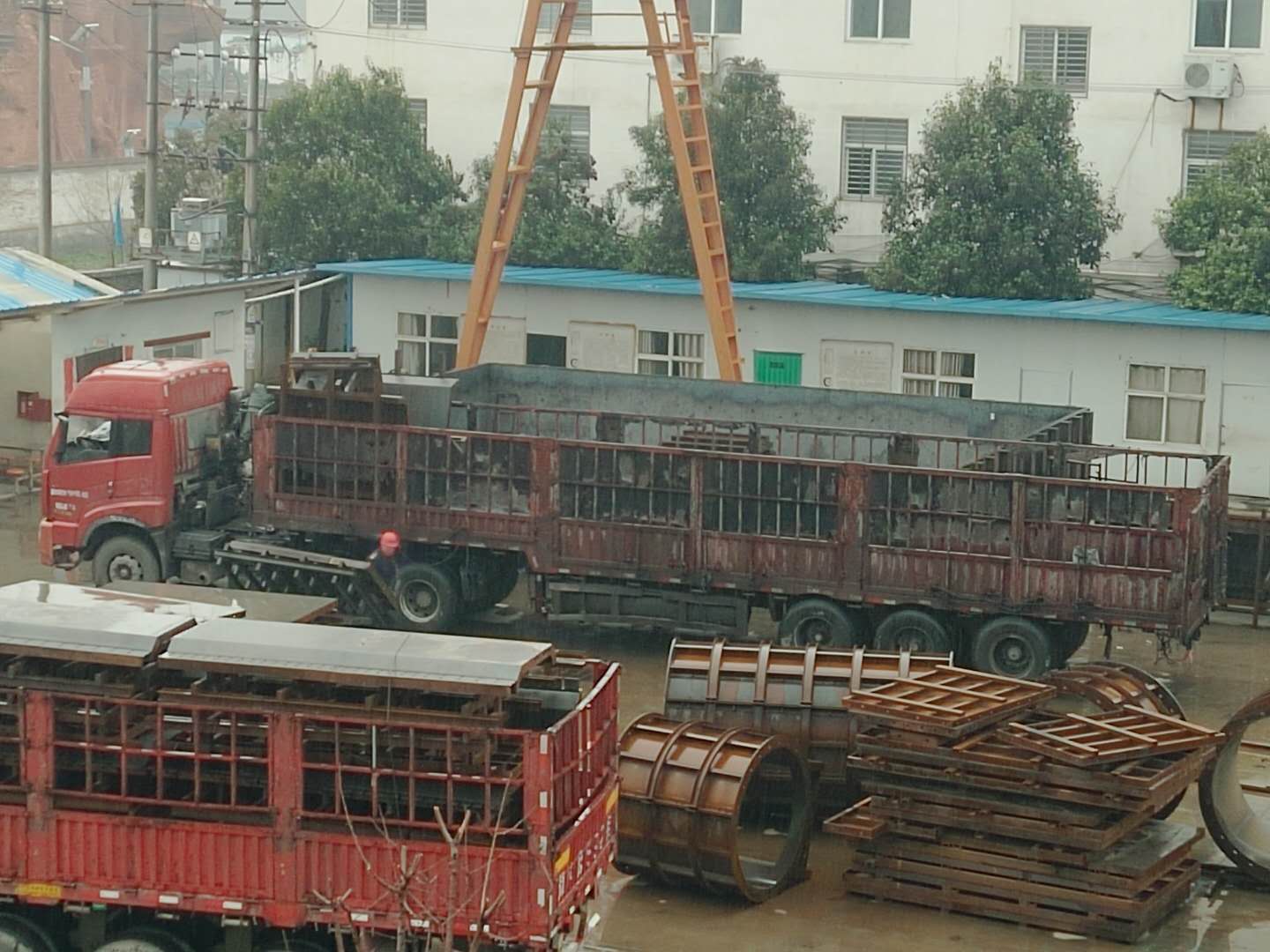 下雨天，系梁模板厂家的员工冒雨装货