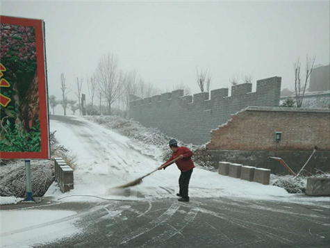 桥梁模板厂家走出厂区扫雪在行动