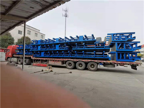 30米T梁钢模板发往施工工地。