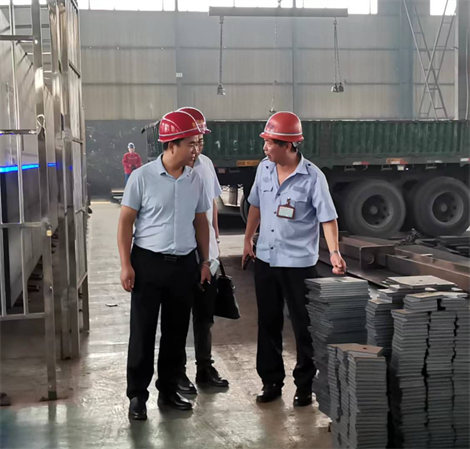 欢迎河南郑州的时总到伟志钢模板厂家