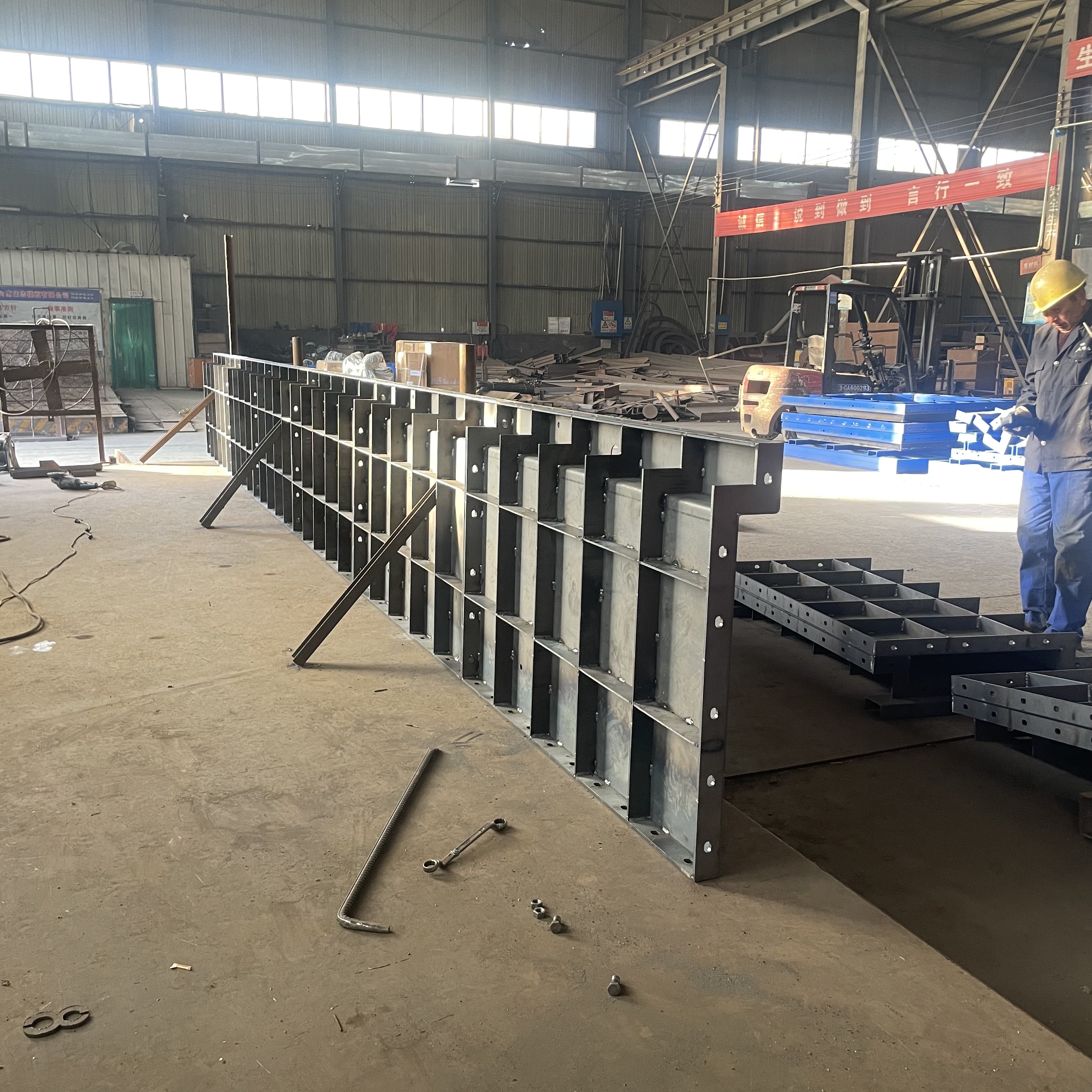 水渠钢模板试拼装，严苛质检只为客户满意！